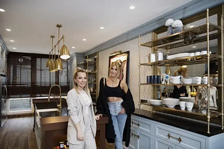 Çağla Şıkel ve Çiğdem Yalçın